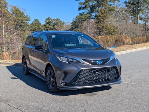 Used 2022 Toyota Sienna XSE image 3