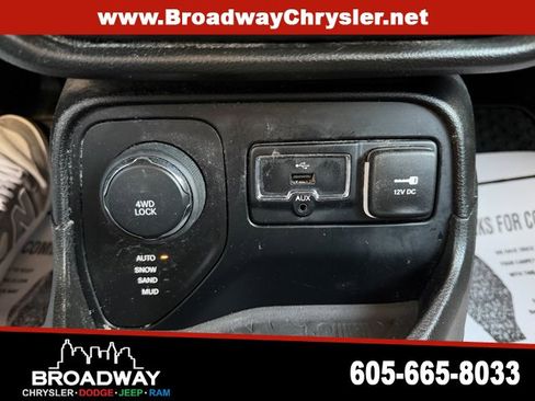 Used 2016 Jeep Renegade Latitude w/ Cold Weather Group image 18