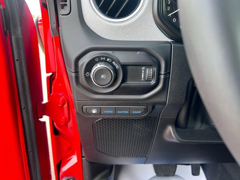 Used 2025 Jeep Wrangler Sahara image 19