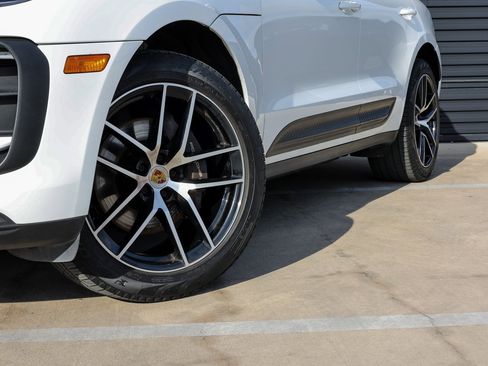 Certified 2023 Porsche Macan image 12