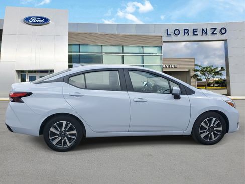 Used 2025 Nissan Versa SV image 4