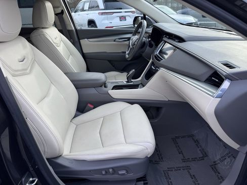 Used 2018 Cadillac XT5 Luxury w/ Driver Awareness Package image 15