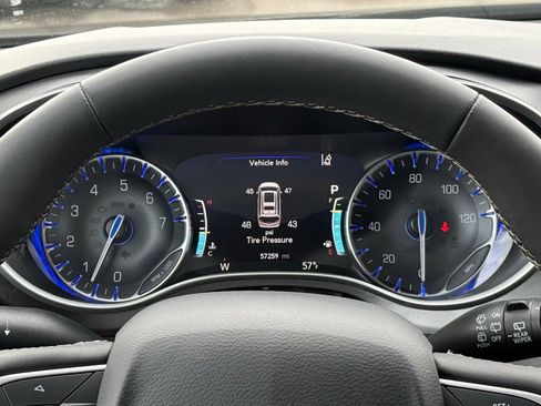 Used 2023 Chrysler Pacifica Touring-L image 34