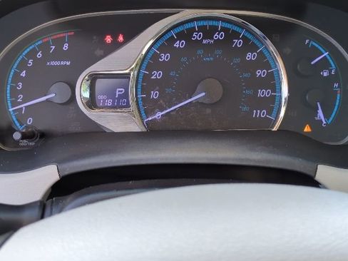 Used 2012 Toyota Sienna XLE image 6