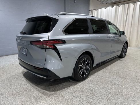 Used 2025 Toyota Sienna Platinum image 3