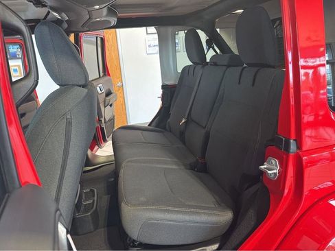 Used 2025 Jeep Wrangler Unlimited Sahara AWD/4WD image 30