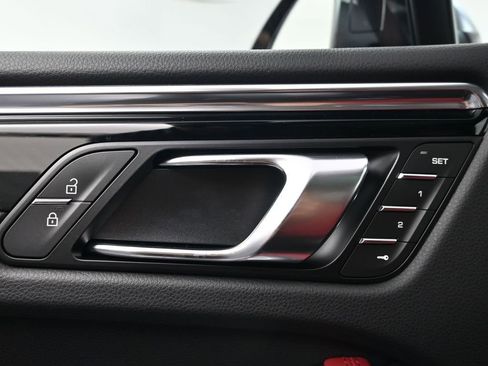 Used 2026 Porsche Macan AWD/4WD image 18