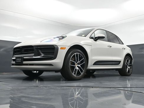 Used 2025 Porsche Macan AWD/4WD image 20