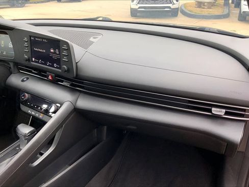 Used 2025 Hyundai Elantra Sport FWD image 18