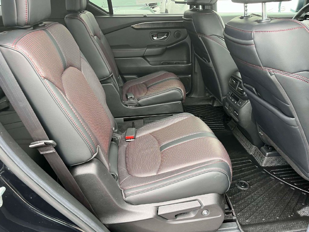 Used 2025 Honda Pilot Black Edition image 10