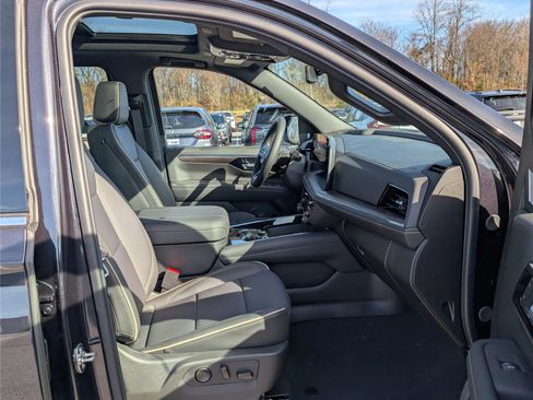 New 2026 Chevrolet Suburban Premier image 7