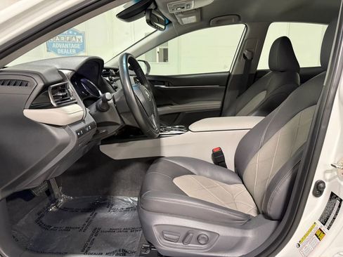 Used 2019 Toyota Camry XLE FWD image 12
