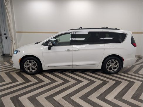 Used 2023 Chrysler Pacifica Limited FWD image 3