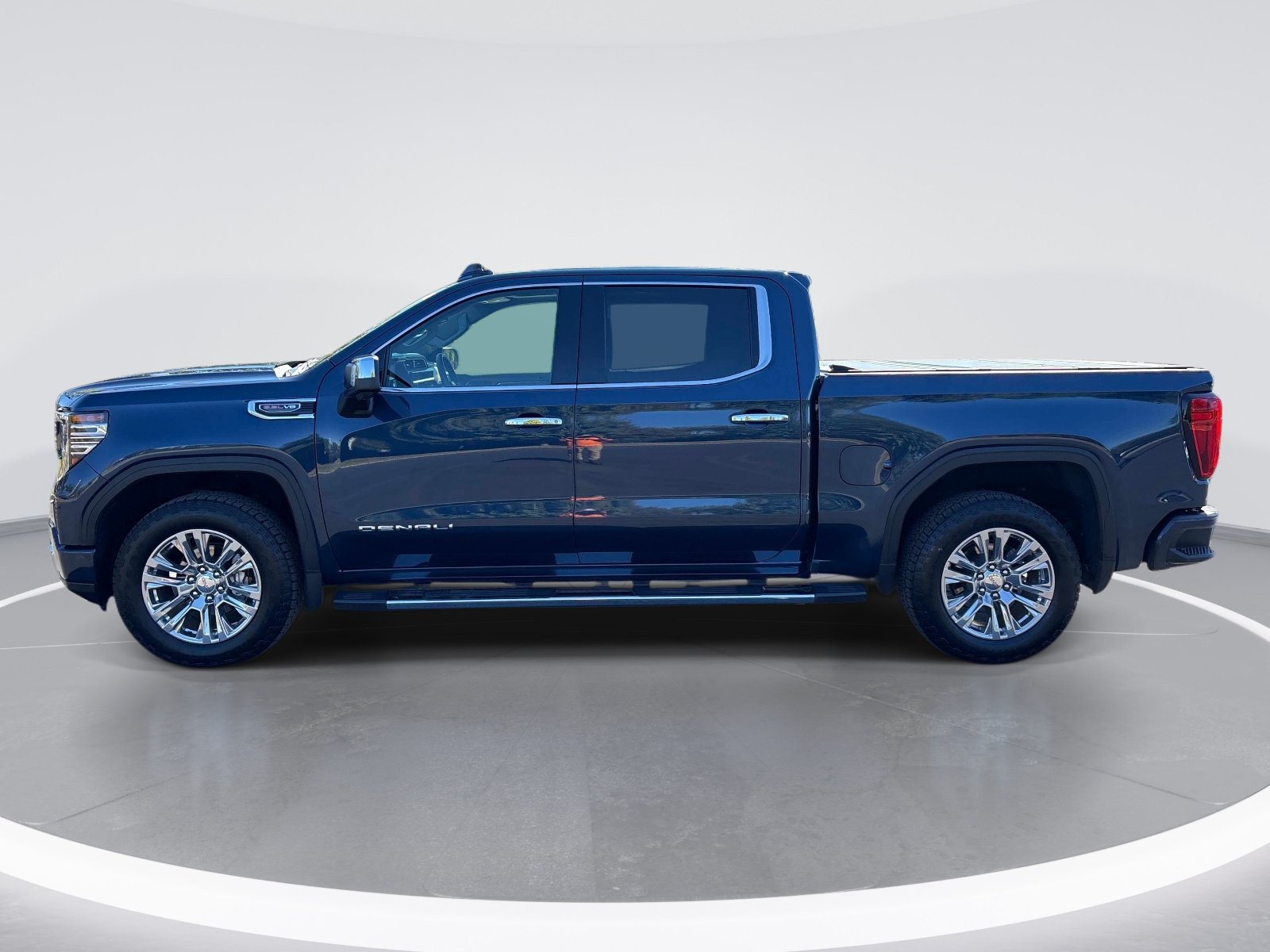 Used 2022 GMC Sierra 1500 Denali w/ Technology Package AWD/4WD image 5