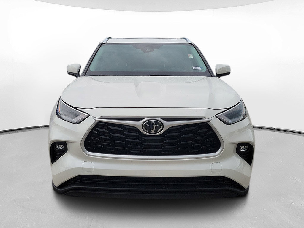 Used 2021 Toyota Highlander XLE FWD image 2