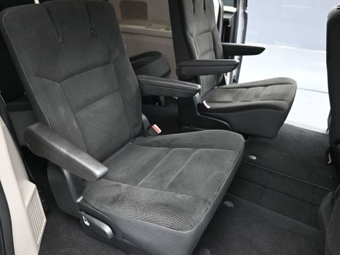 Used 2019 Dodge Grand Caravan SE w/ UConnect Hands-Free Group image 23