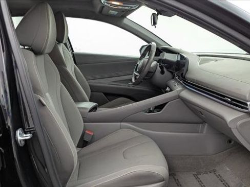Used 2025 Hyundai Elantra SEL image 21