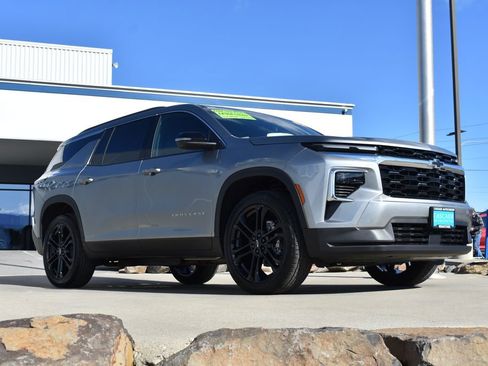 Used 2026 Chevrolet Traverse LT image 5