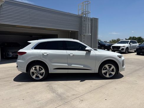 Certified 2025 Audi Q5 Premium AWD/4WD image 4