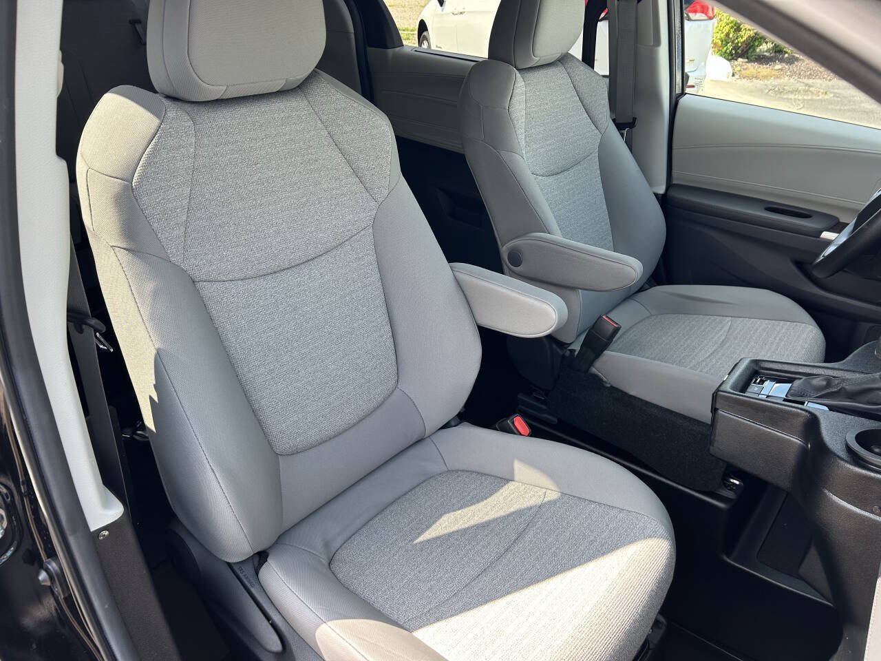 Used 2024 Toyota Sienna LE FWD image 29