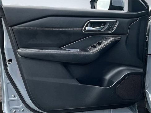Used 2025 Nissan Rogue Platinum FWD image 20