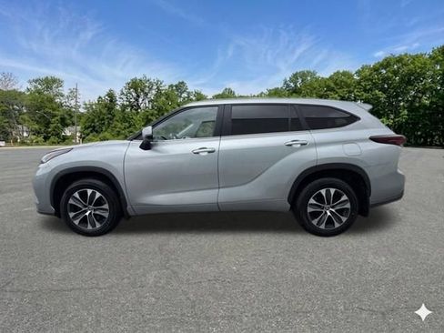 Used 2025 Toyota Highlander XLE AWD/4WD image 5
