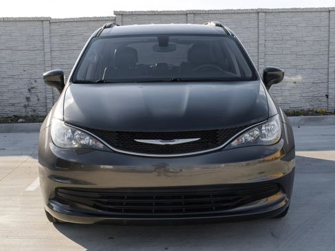 Used 2020 Chrysler Voyager Lxi image 6