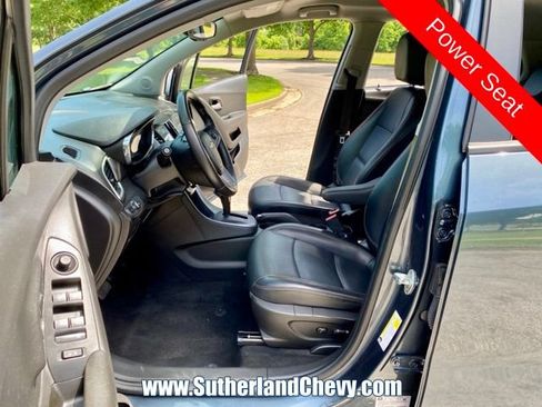 Used 2022 Chevrolet Trax LT w/ Premium Seat Package AWD/4WD image 14