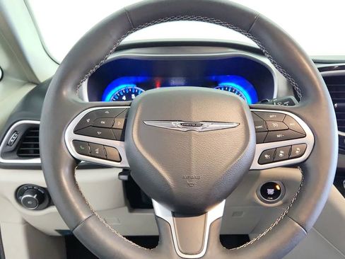 Used 2022 Chrysler Pacifica Touring-L image 34