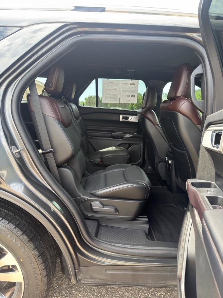 Used 2020 Ford Explorer Platinum w/ Premium Technology Package AWD/4WD image 16