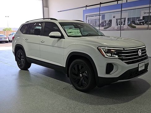New 2026 Volkswagen Atlas SE FWD image 2