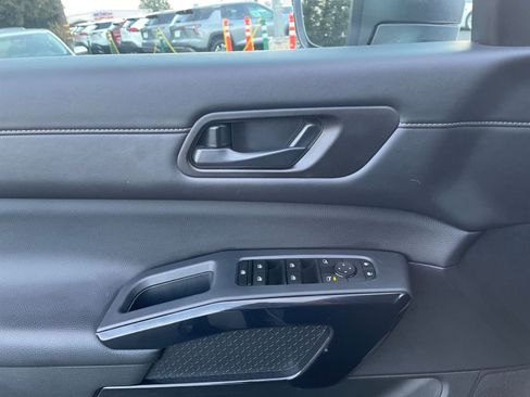 Used 2025 Nissan Pathfinder SV image 20