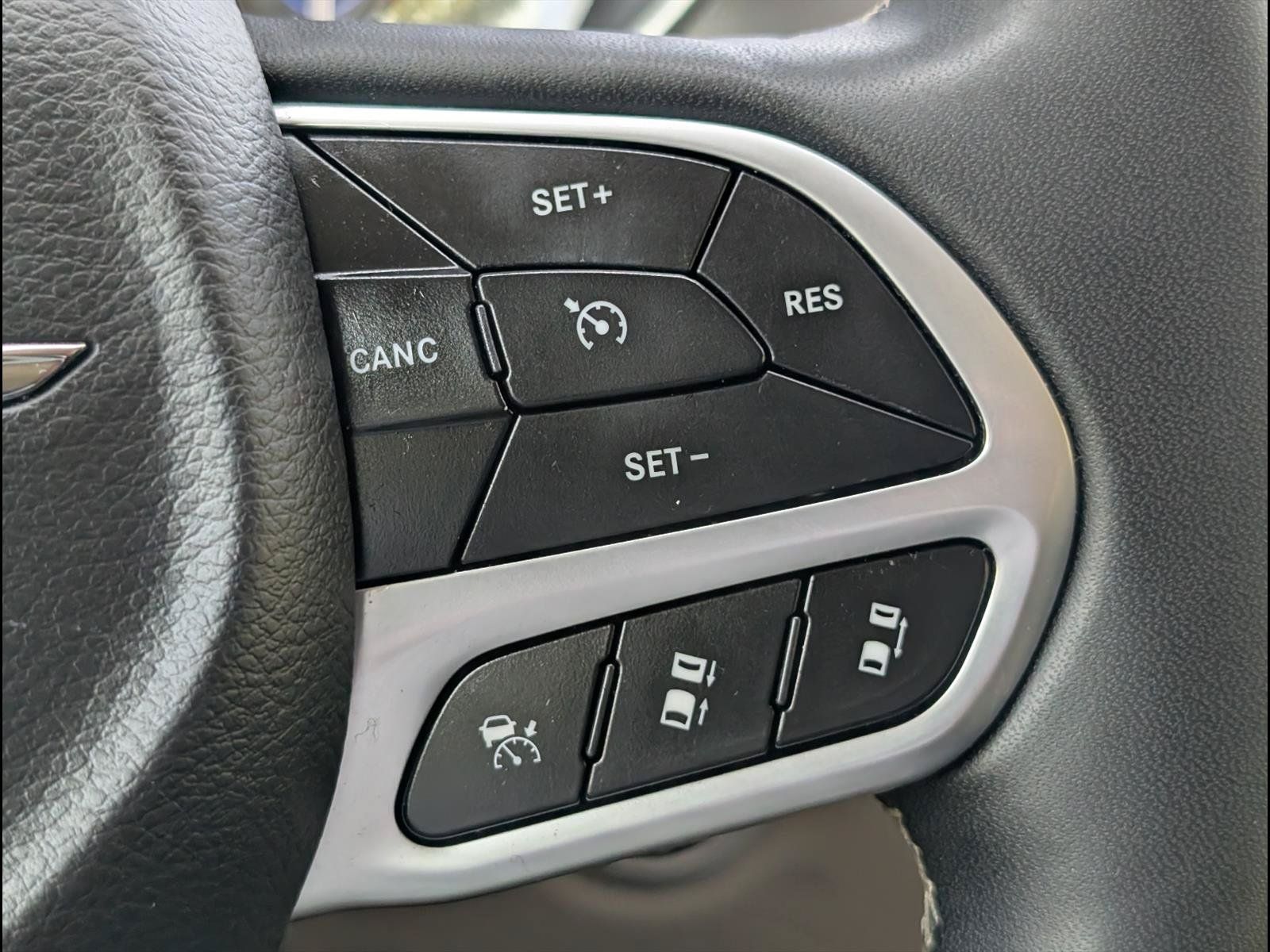 Used 2024 Chrysler Pacifica Touring-L FWD image 18