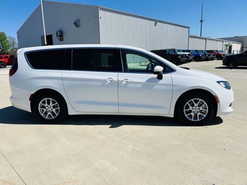 Used 2023 Chrysler Voyager LX image 37