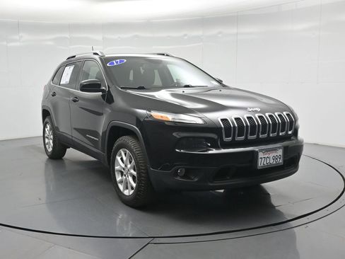 Used 2017 Jeep Cherokee Latitude w/ Trailer Tow Group AWD/4WD image 54