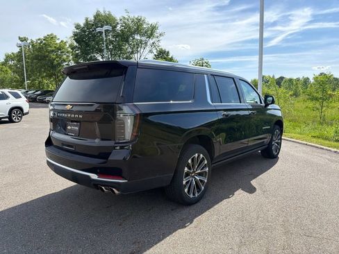 Used 2025 Chevrolet Suburban High Country AWD/4WD image 9