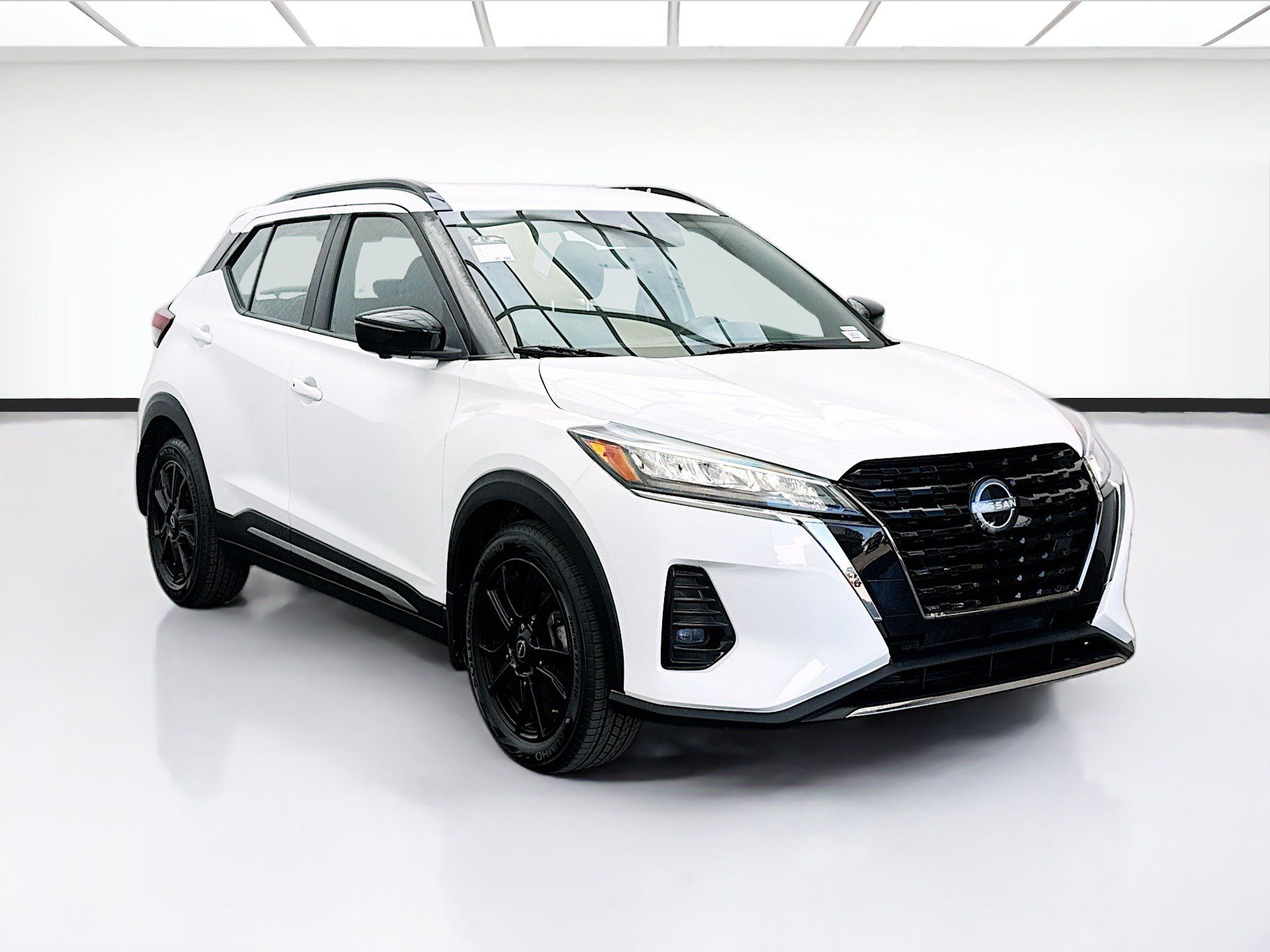 Used 2023 Nissan Kicks SR w/ Interior Electronics Package FWD image 3