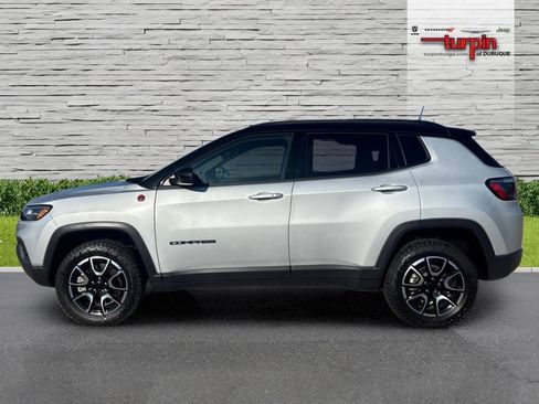 Used 2024 Jeep Compass Trailhawk AWD/4WD image 2