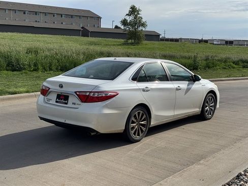 Used 2015 Toyota Camry XLE w/ Moonroof Package FWD image 5