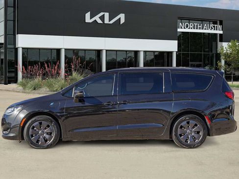Used 2020 Chrysler Pacifica Limited w/ S Appearance Package image 4