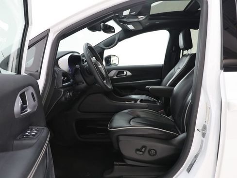 Used 2025 Chrysler Pacifica Limited FWD image 18