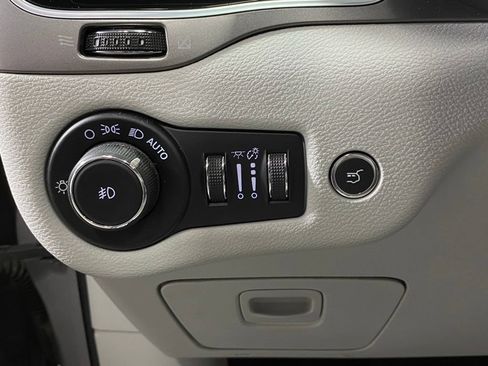 Used 2019 Jeep Cherokee Limited w/ Technology Group FWD image 20