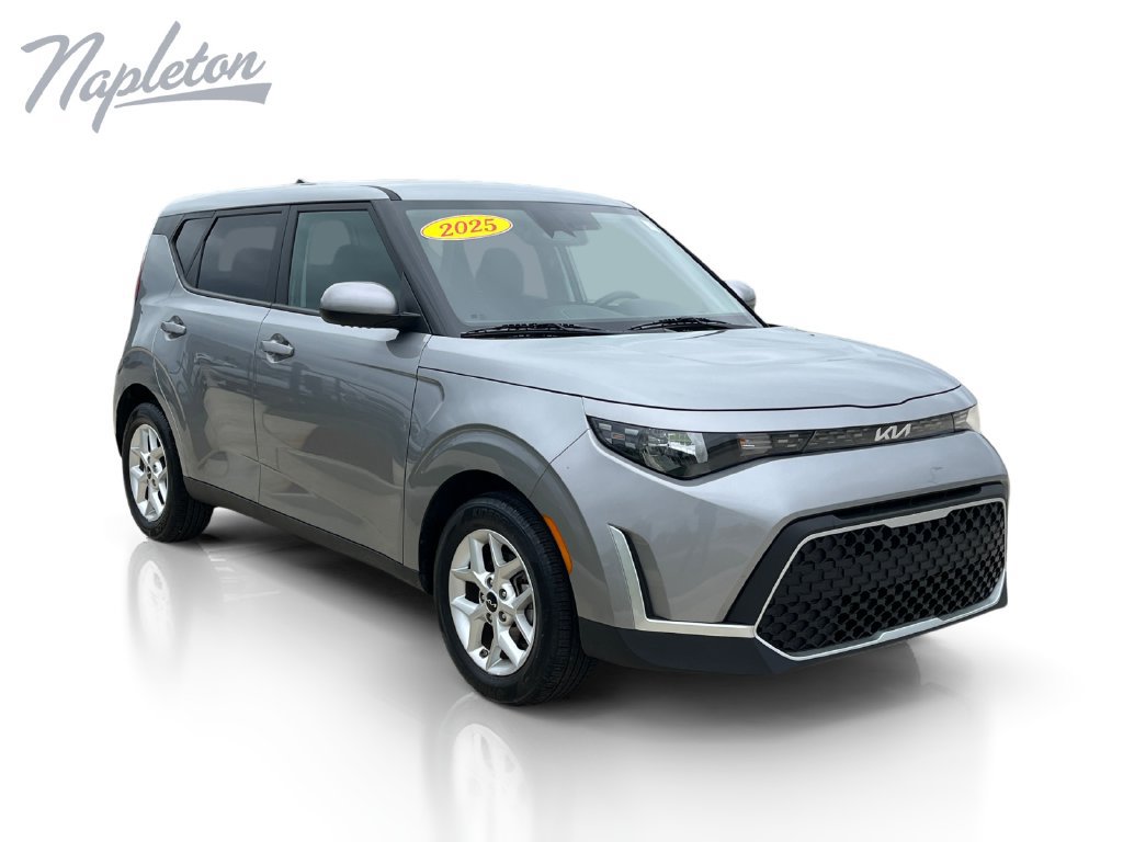 Used 2025 Kia Soul LX w/ LX Technology Package FWD image 8
