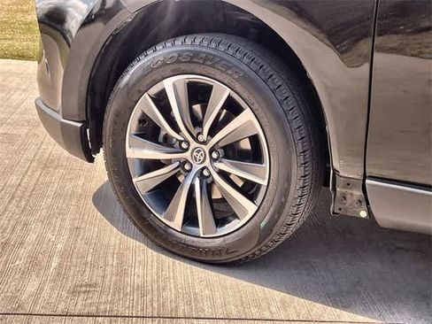 Used 2021 Toyota Venza LE w/ Carpet Mat Package (TMS) image 9