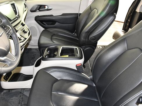 Used 2024 Chrysler Pacifica Touring-L FWD image 38