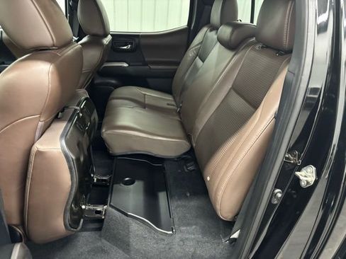 Used 2016 Toyota Tacoma Limited w/ Towing Package image 11