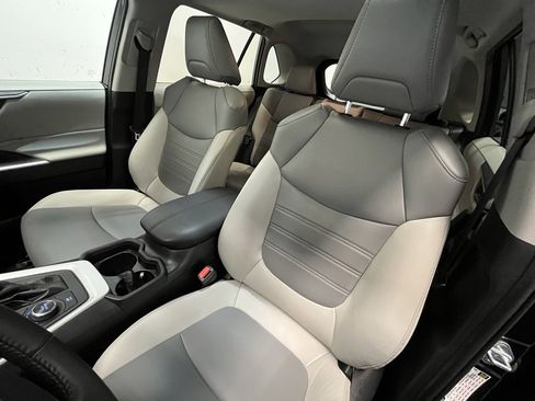 Used 2021 Toyota RAV4 XLE Premium image 11
