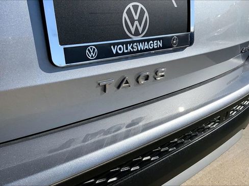 Certified 2025 Volkswagen Taos SE image 8