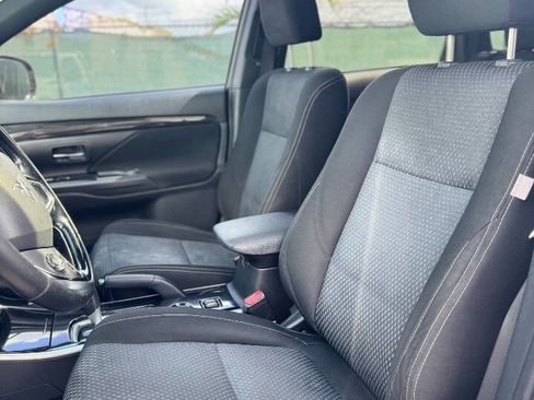 Used 2018 Mitsubishi Outlander SE image 18