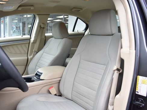 Used 2016 Ford Taurus SE image 11